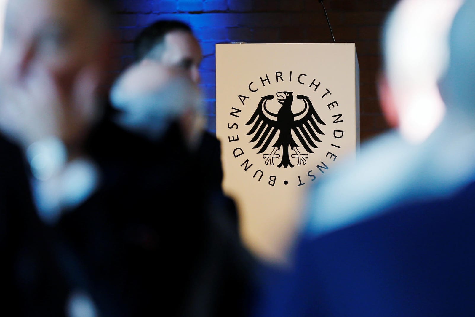 Das Logo des BND bei einer Jubiläumsfeier: Der deutsche Auslandsgeheimdienst greift am größten Internetknoten der Welt in Frankfurt Daten ab. Das Logo des BND bei einer Jubiläumsfeier: Der deutsche Auslandsgeheimdienst greift am größten Internetknoten der Welt in Frankfurt Daten ab.