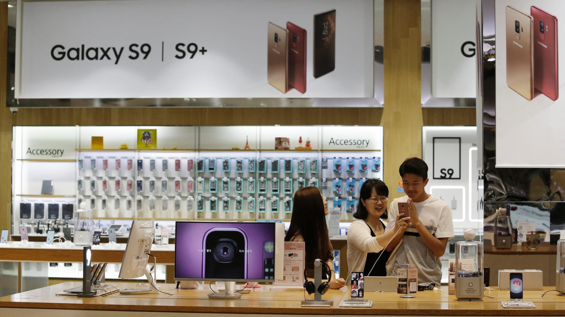 Käufer in einem Samsung-Shop: Der Technologiekonzern aus Südkorea ist Marktführer auf dem Smartphone-Markt – noch. Käufer in einem Samsung-Shop: Der Technologiekonzern aus Südkorea ist Marktführer auf dem Smartphone-Markt – noch.