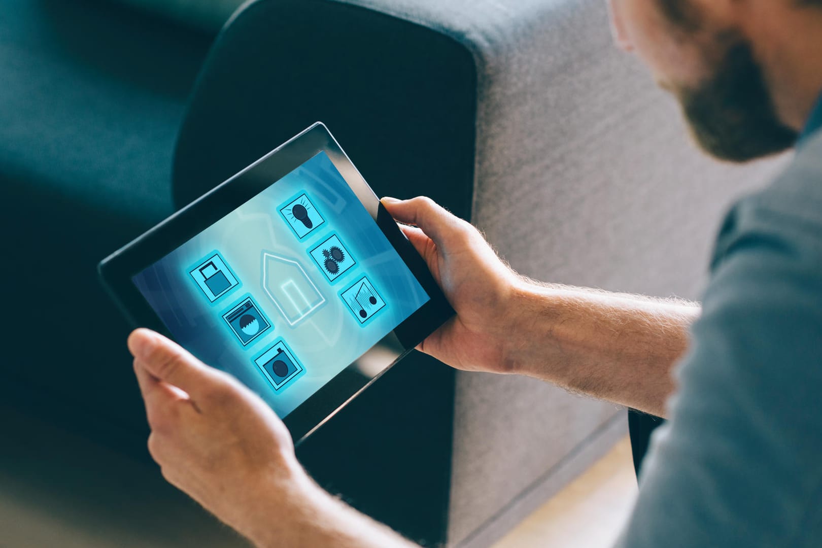Ein Mann nutzt ein Tablet mit Smart-Home-Apps: Viele smarte Geräte haben Sicherheitslücken. Ein Mann nutzt ein Tablet mit Smart-Home-Apps: Viele smarte Geräte haben Sicherheitslücken.