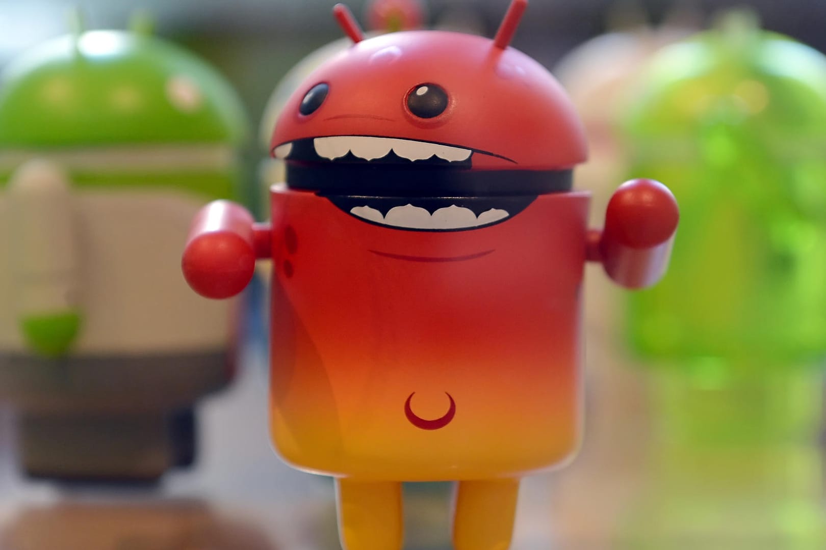 Ein "infiziertes" Bugdroid: Kriminelle schmuggeln regelmäßige Schad-Apps in den Google Play Store. Ein "infiziertes" Bugdroid: Kriminelle schmuggeln regelmäßige Schad-Apps in den Google Play Store.