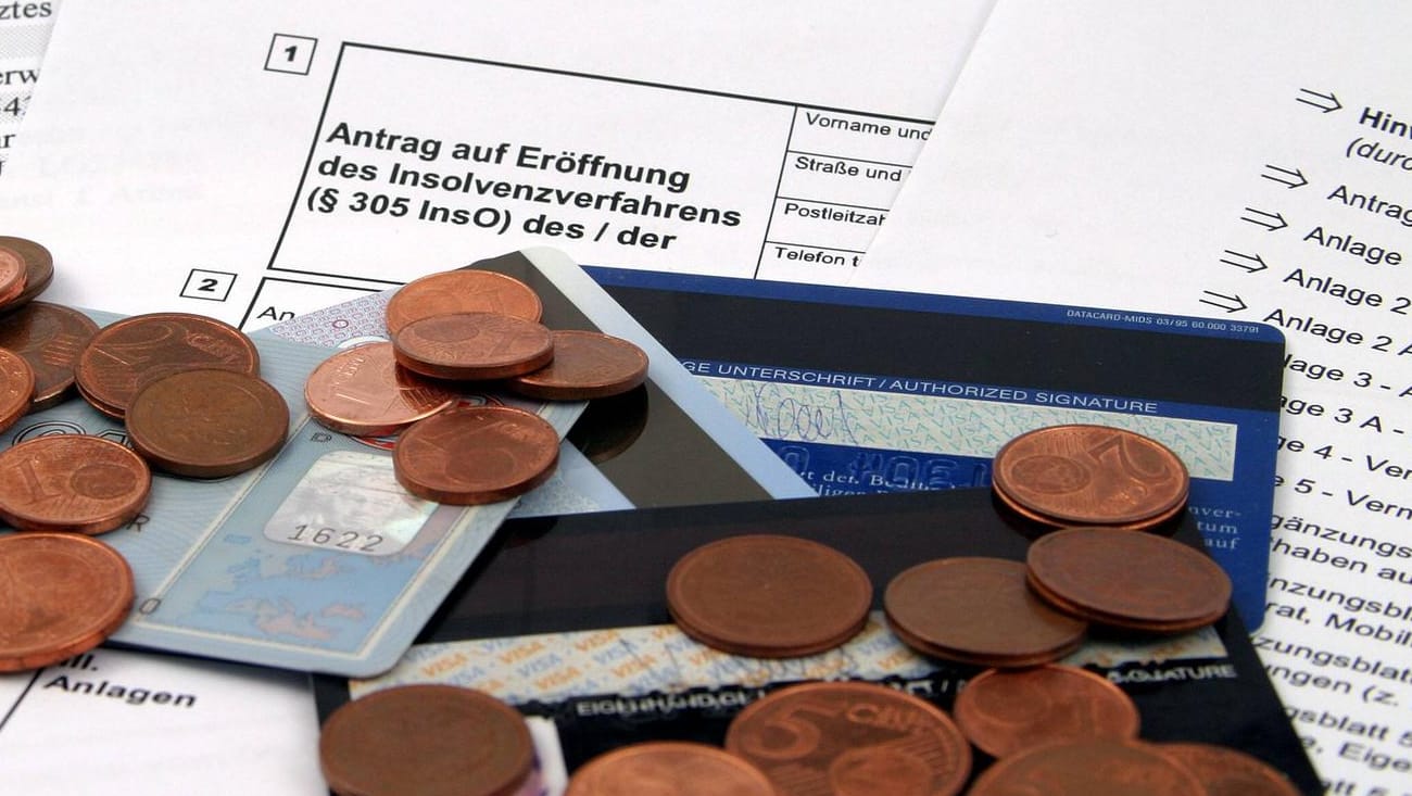 Antrag auf Privatinsolvenz (Symbolbild): Eine Privatinsolvenz anzumelden, ist sehr komplex. Anwälte oder Schuldnerberatungsstellen helfen. Antrag auf Privatinsolvenz (Symbolbild): Eine Privatinsolvenz anzumelden, ist sehr komplex. Anwälte oder Schuldnerberatungsstellen helfen.