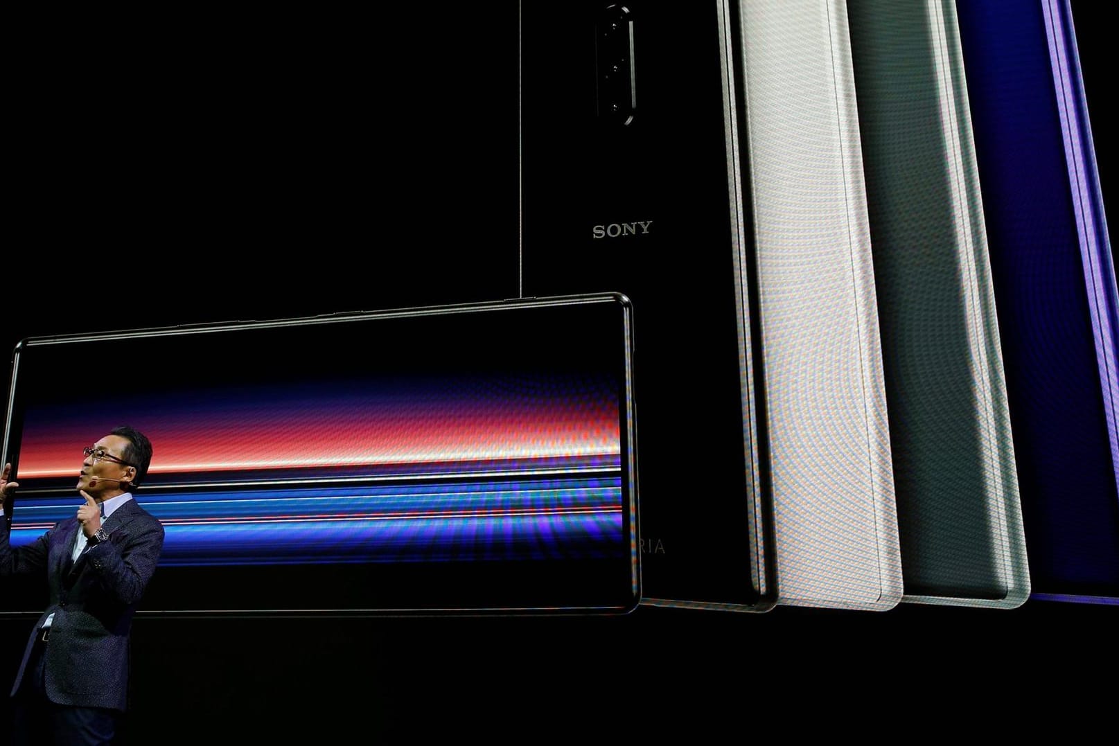Sony-Chef Mitssuya Kishida präsentiert das neue Sony Xperia 1: "Wir wollen das Smartphone neu definieren", sagt Kishida. Sony-Chef Mitssuya Kishida präsentiert das neue Sony Xperia 1: "Wir wollen das Smartphone neu definieren", sagt Kishida.