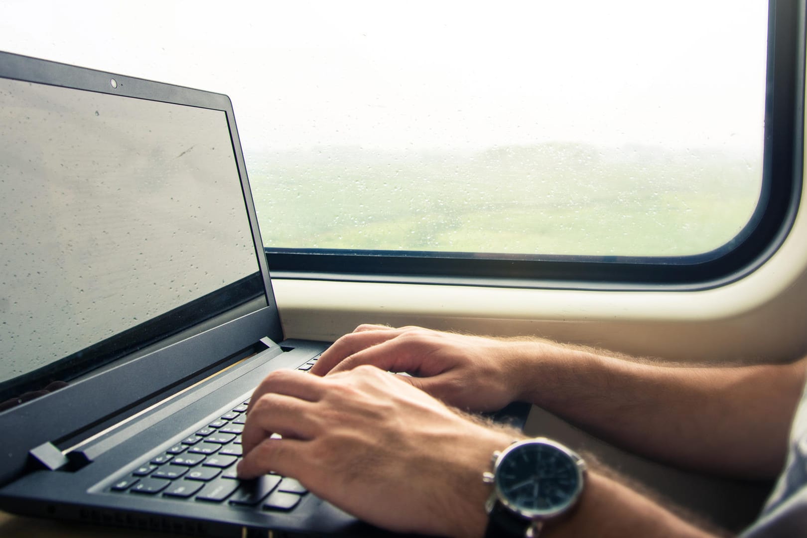 Ein Mann im Zug arbeitet an einem Laptop: Windows 10 bietet viele Möglichkeiten, das System nach eigenen Bedürfnisse zu optimieren. Ein Mann im Zug arbeitet an einem Laptop: Windows 10 bietet viele Möglichkeiten, das System nach eigenen Bedürfnisse zu optimieren.