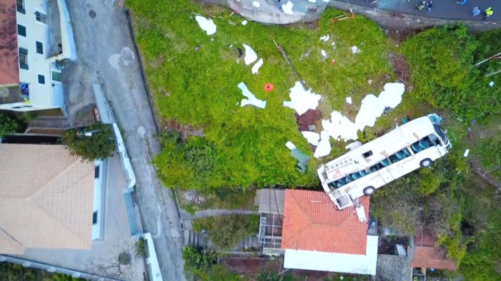 Die Unfallstelle auf Madeira: Der Bus mit den deutschen Touristen kam nur 200 Meter weit. Die Unfallstelle auf Madeira: Der Bus mit den deutschen Touristen kam nur 200 Meter weit.
