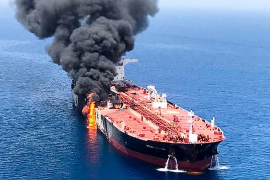 Einer der mutmaßlich angegriffenen Öltanker im Golf von Oman: Die USA beschuldigen den Iran, die Schiffe angegriffen zu haben. Der Iran weist den Vorwurf zurück. Einer der mutmaßlich angegriffenen Öltanker im Golf von Oman: Die USA beschuldigen den Iran, die Schiffe angegriffen zu haben. Der Iran weist den Vorwurf zurück.