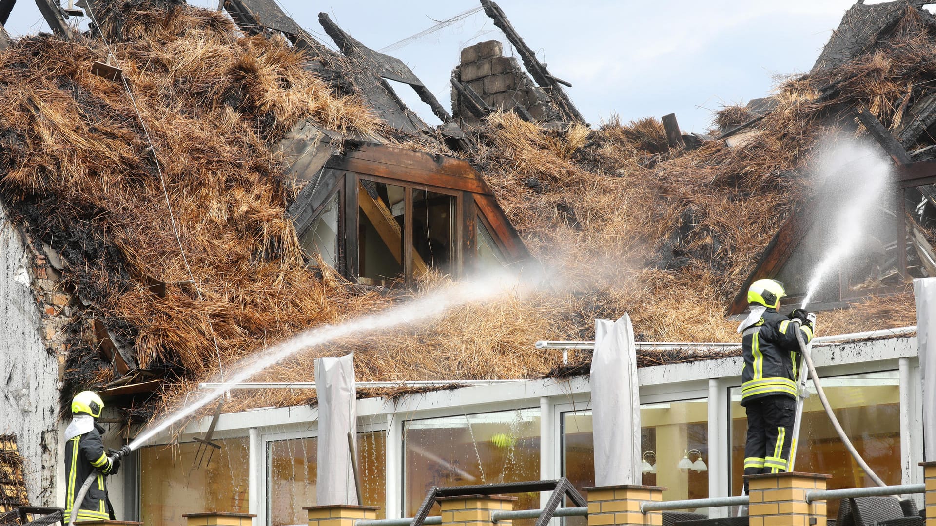 Löscharbeiten an Strandhotel nach Brand in Wustrow Löscharbeiten an Strandhotel nach Brand in Wustrow