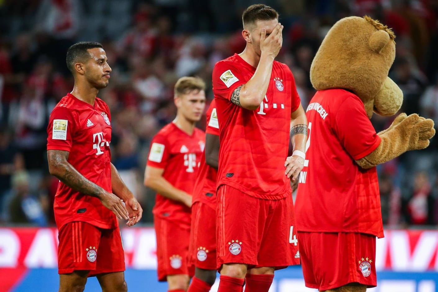 Bitterer Abend für alle Bayern-Spieler. Hier im Bild: Thiago (links), Kimmich (hinten) und Süle. Bitterer Abend für alle Bayern-Spieler. Hier im Bild: Thiago (links), Kimmich (hinten) und Süle.
