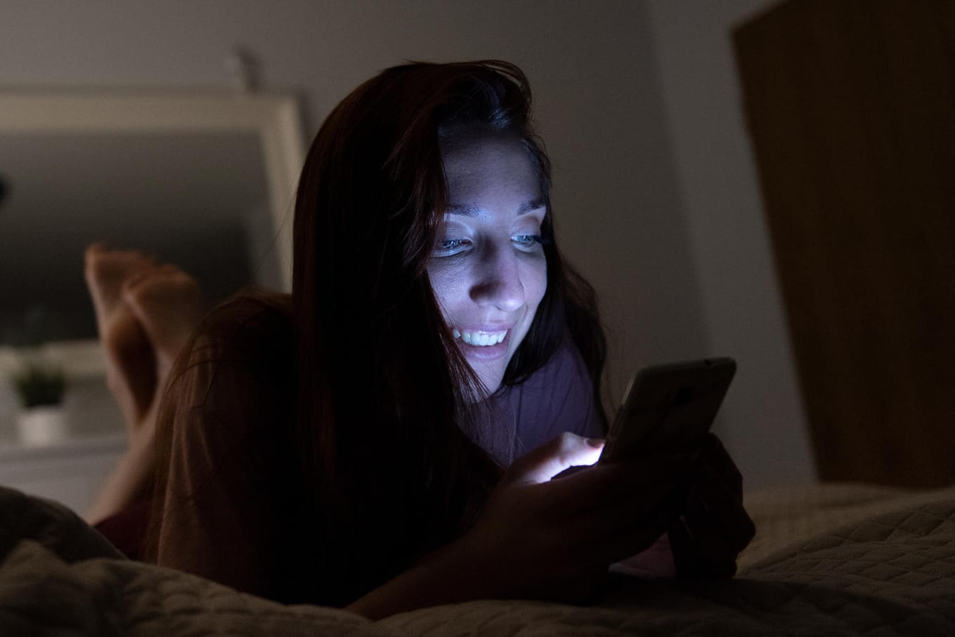 Am Abend noch im gleißenden Licht des Smartphone-Displays: Ob das gut für den Schlaf ist? Am Abend noch im gleißenden Licht des Smartphone-Displays: Ob das gut für den Schlaf ist?