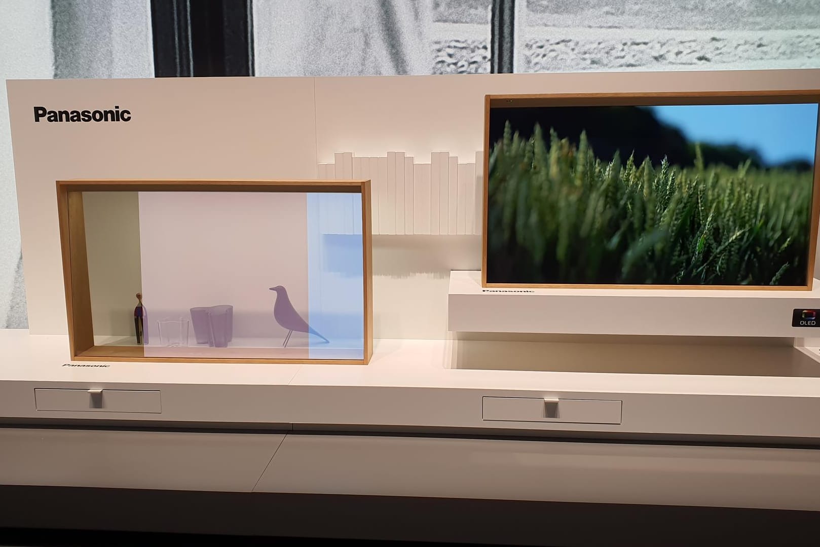 Panasonics transparenter OLED: Rechts zeigt das Gerät ein Bild, links ist es halb transparent, sodass die Figuren hinter dem Bildschirm gesehen werden können. Der Bildschirm lässt sich auch vollständig ausschalten. Panasonics transparenter OLED: Rechts zeigt das Gerät ein Bild, links ist es halb transparent, sodass die Figuren hinter dem Bildschirm gesehen werden können. Der Bildschirm lässt sich auch vollständig ausschalten.