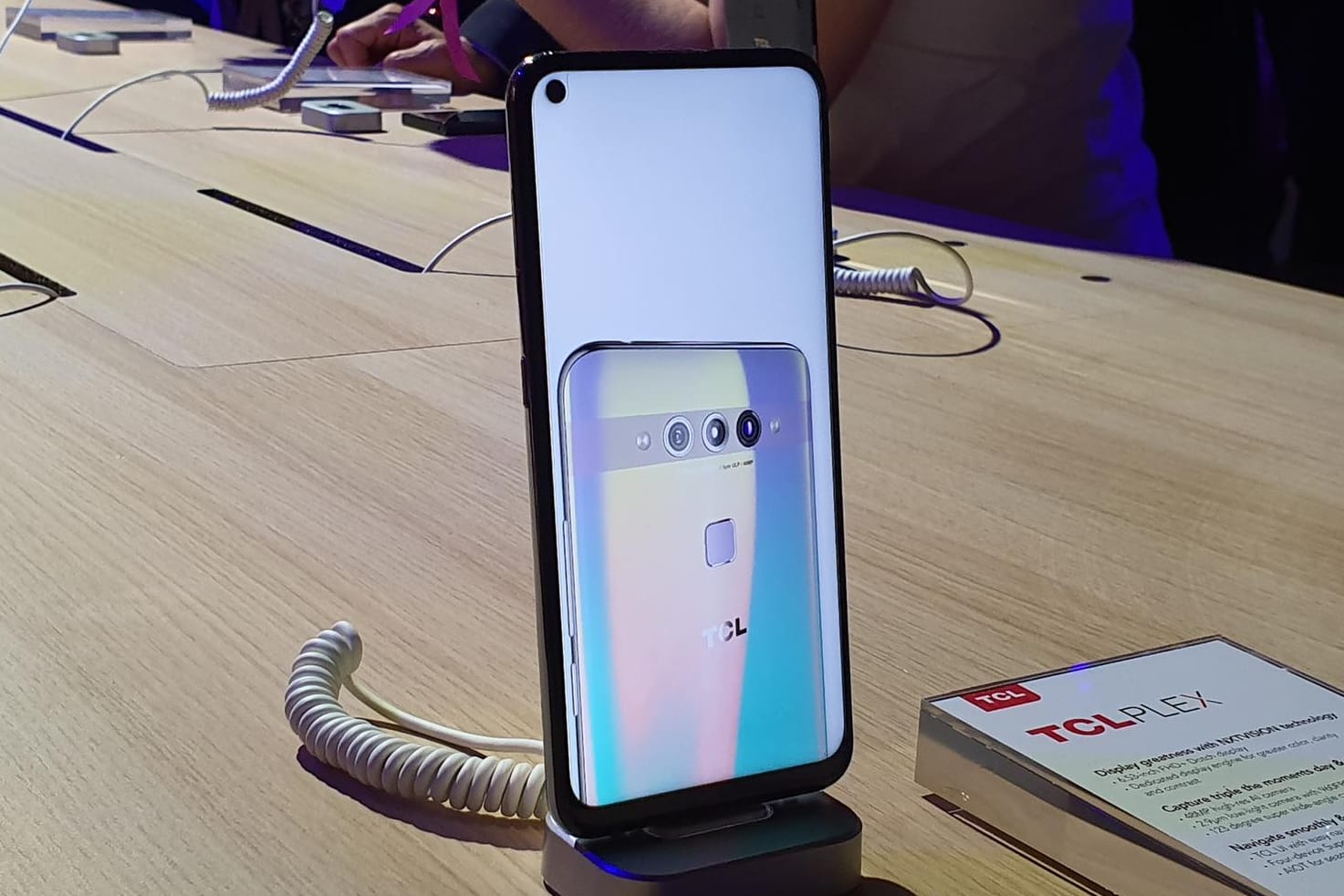 Das TCL Plex auf der IFA: Auf dem Display ist die Rückseite der Kamera zu sehen. Das TCL Plex auf der IFA: Auf dem Display ist die Rückseite der Kamera zu sehen.