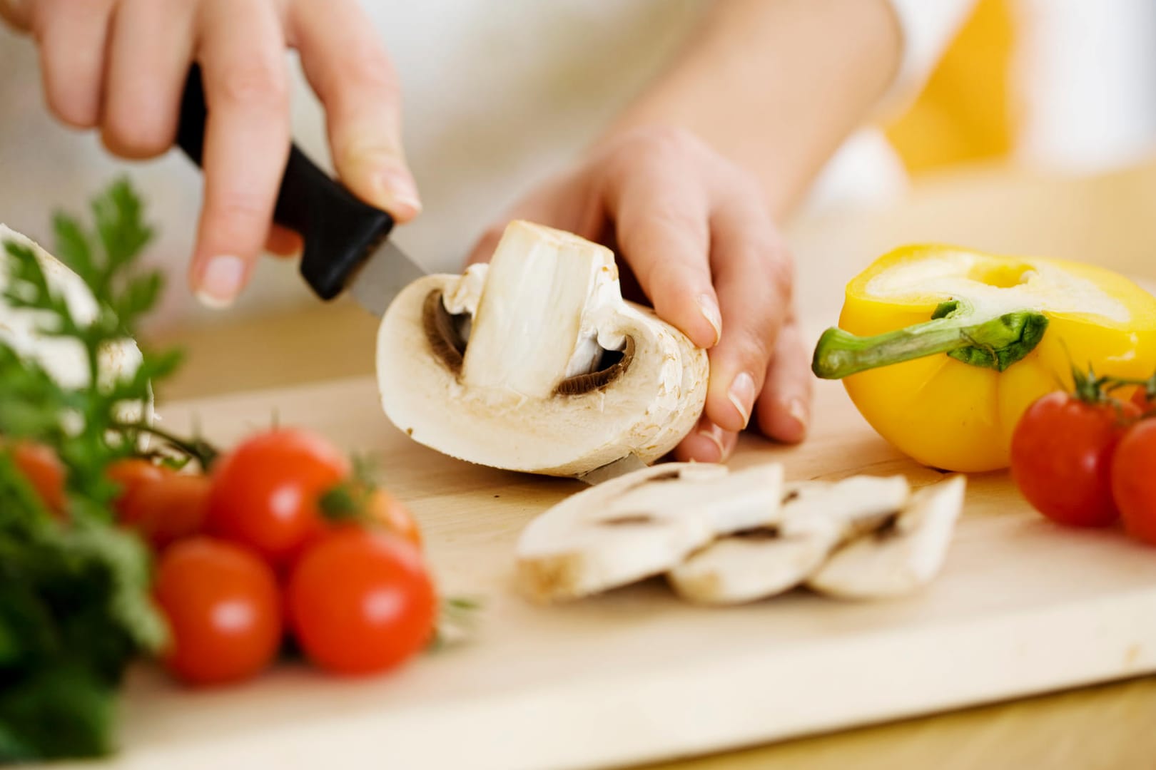 Pilze und Gemüse zubereiten: Die Ernährung spielt eine wichtige Rolle bei der Entstehung von Krankheiten. Pilze und Gemüse zubereiten: Die Ernährung spielt eine wichtige Rolle bei der Entstehung von Krankheiten.