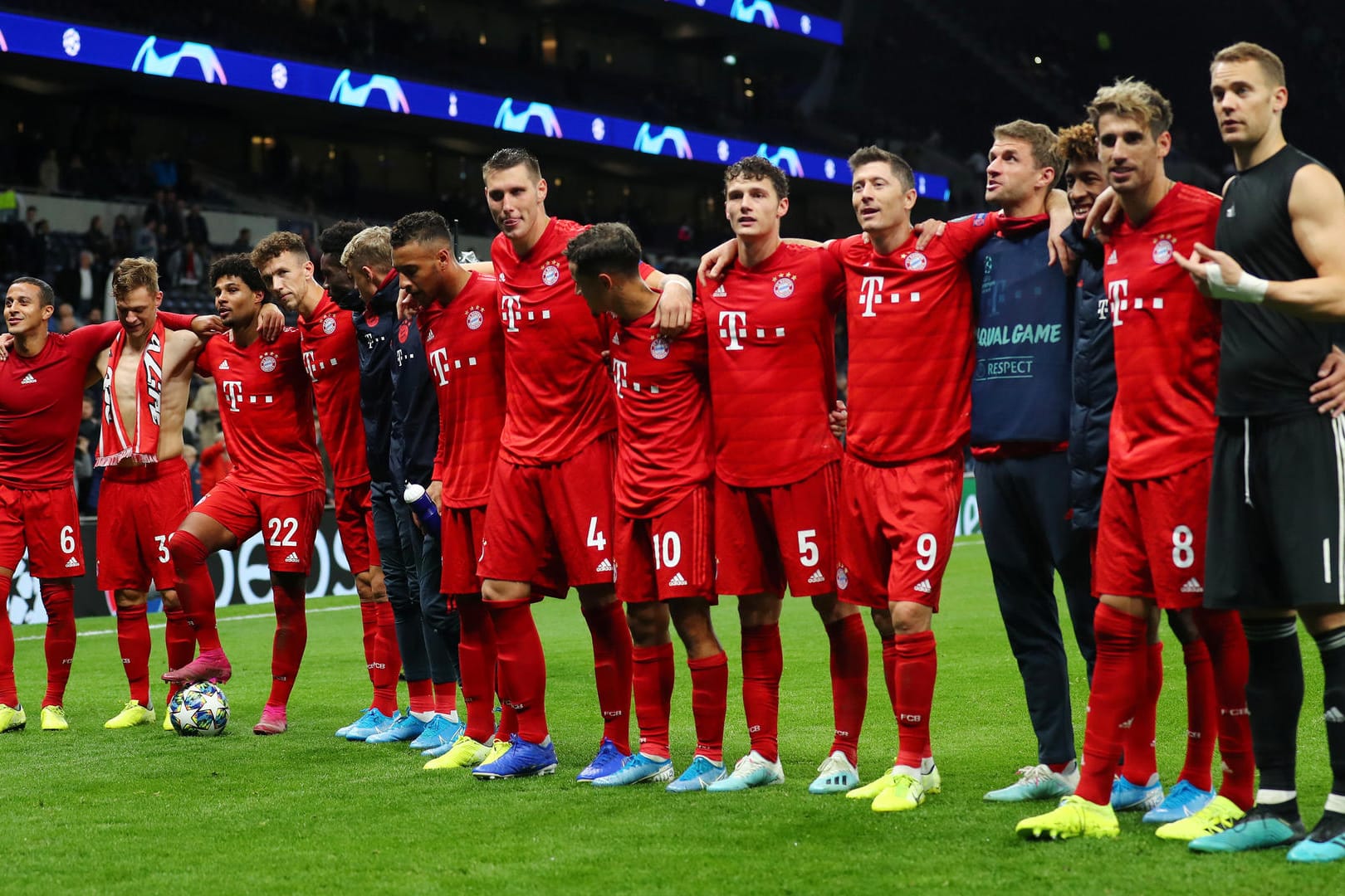 Mit einem furiosen 7:2 bei Tottenham Hotspur hat der FC Bayern München die Tabellenführung in Champions-League-Gruppe B ausgebaut. Dabei überragte ein Außenstürmer. Die t-online.de-Noten zum Durchklicken. Mit einem furiosen 7:2 bei Tottenham Hotspur hat der FC Bayern München die Tabellenführung in Champions-League-Gruppe B ausgebaut. Dabei überragte ein Außenstürmer. Die t-online.de-Noten zum Durchklicken.
