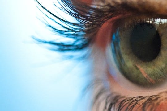 Ein Auge: Die Netzhaut im Auge kann Löcher bekommen und sich sogar ganz ablösen.