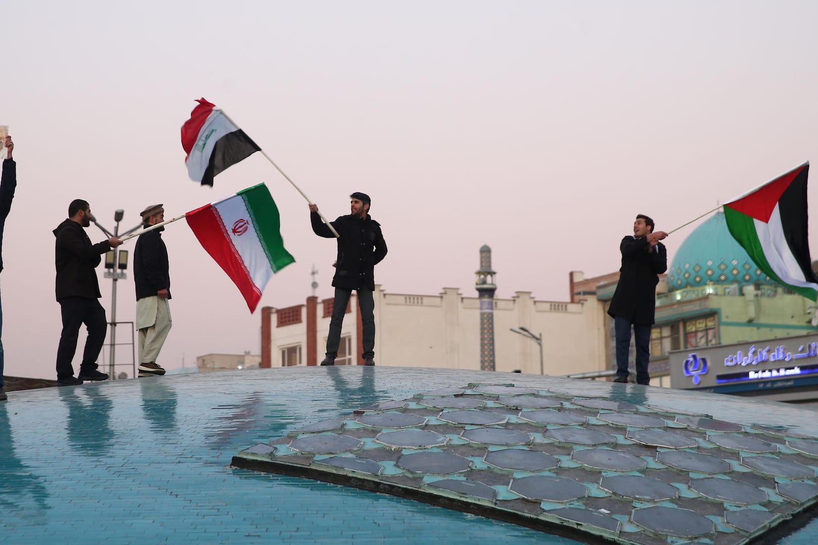 Menschen in Teheran: Nach dem iranischen Angriff auf US-Basen gingen Bürger mit iranischen und irakischen Flaggen auf die Straße. Menschen in Teheran: Nach dem iranischen Angriff auf US-Basen gingen Bürger mit iranischen und irakischen Flaggen auf die Straße.