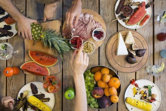 Ernährung bei Krebs: Mit Hilfe von Essen lässt sich eine Therapie unterstützen und eine Mangelernährung verhindern. Ernährung bei Krebs: Mit Hilfe von Essen lässt sich eine Therapie unterstützen und eine Mangelernährung verhindern.
