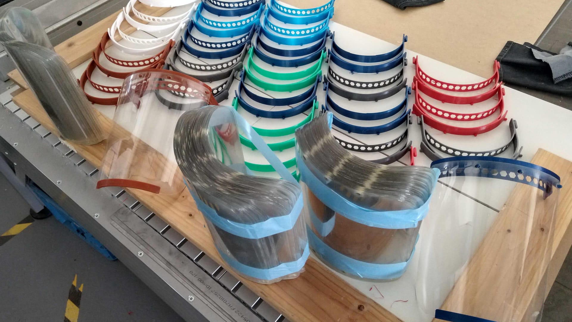 Ein Stapel montage- und gebrauchsfertiger Face Shields: Die Initiative MakervsVirus produziert die Schilder für medizinisches Personal. Ein Stapel montage- und gebrauchsfertiger Face Shields: Die Initiative MakervsVirus produziert die Schilder für medizinisches Personal.