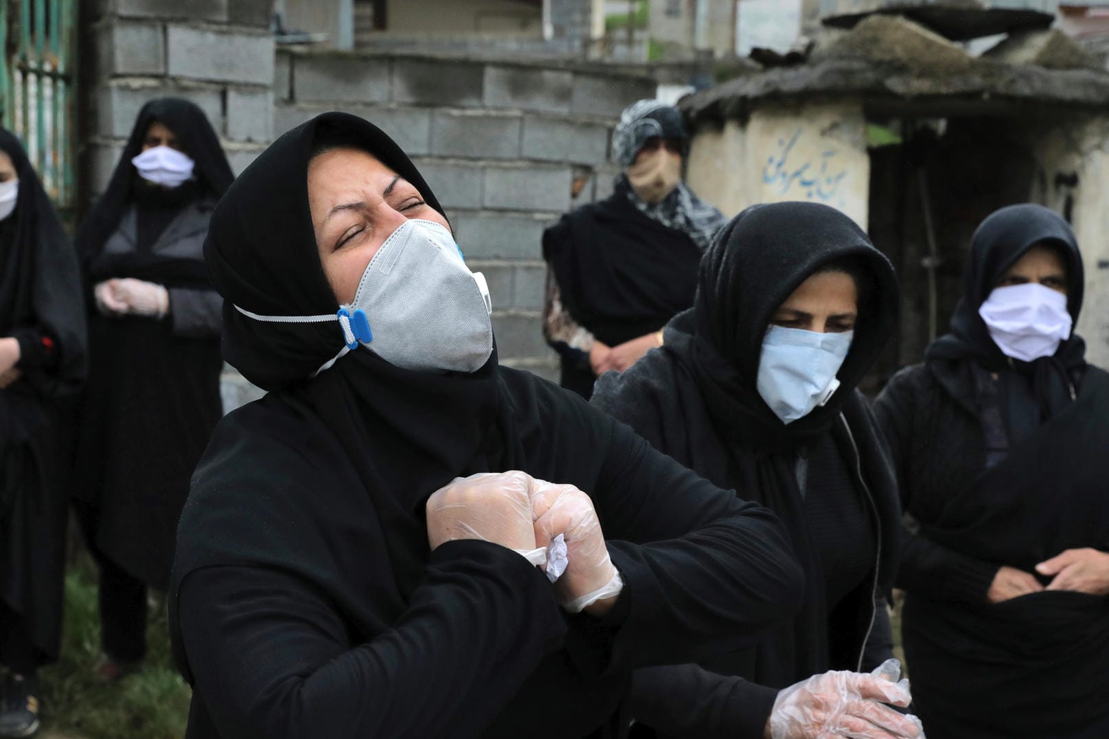Menschen im Iran bei einer Beerdigung: Wegen des Coronavirus müssen Menschen auf rituelle Begräbnisse verzichten. Menschen im Iran bei einer Beerdigung: Wegen des Coronavirus müssen Menschen auf rituelle Begräbnisse verzichten.