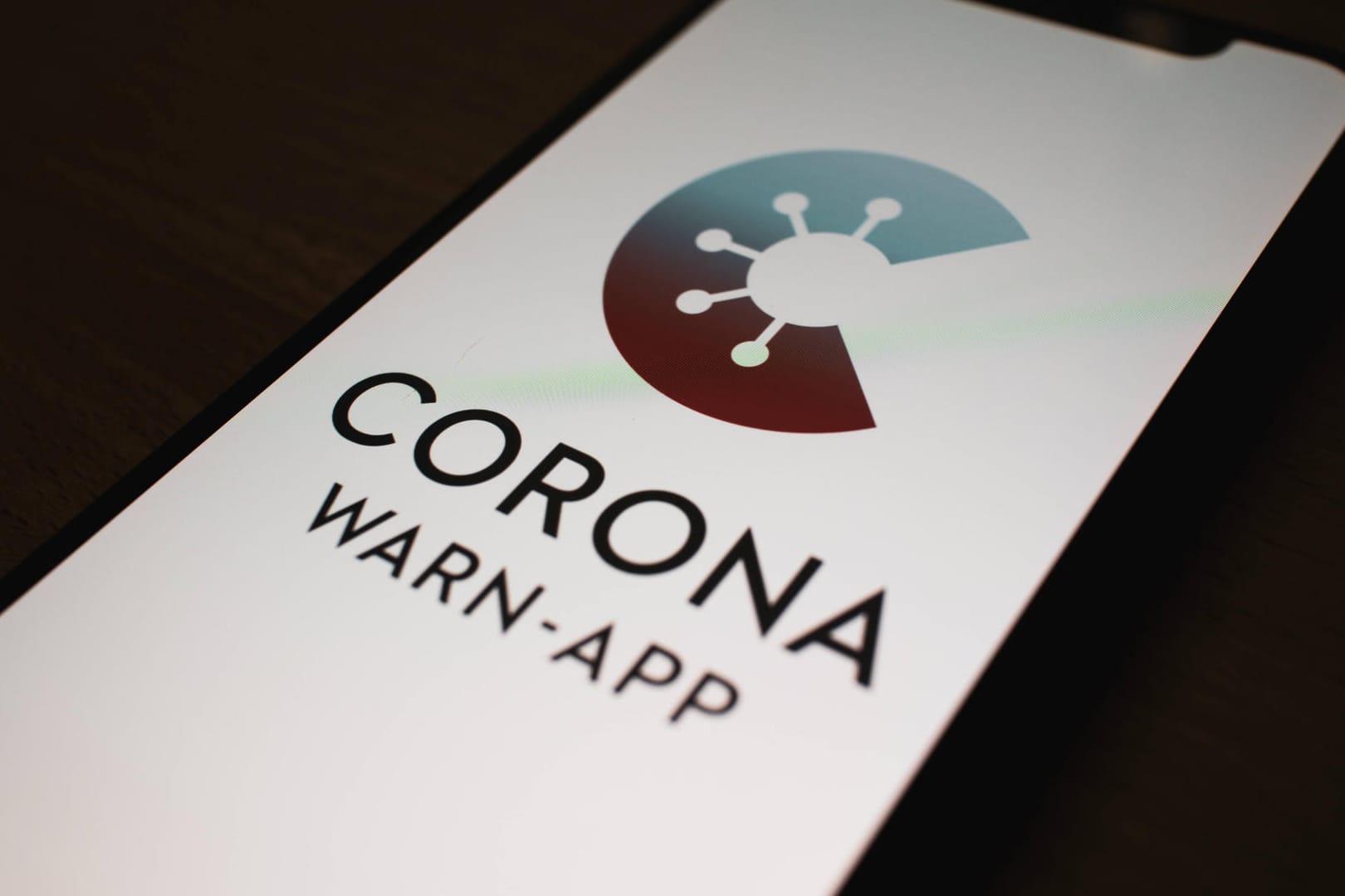 Das Logo der Corona-Warn-App auf einem Smartphone: Die App soll helfen, Infektionen einzudämmen. Das Logo der Corona-Warn-App auf einem Smartphone: Die App soll helfen, Infektionen einzudämmen.