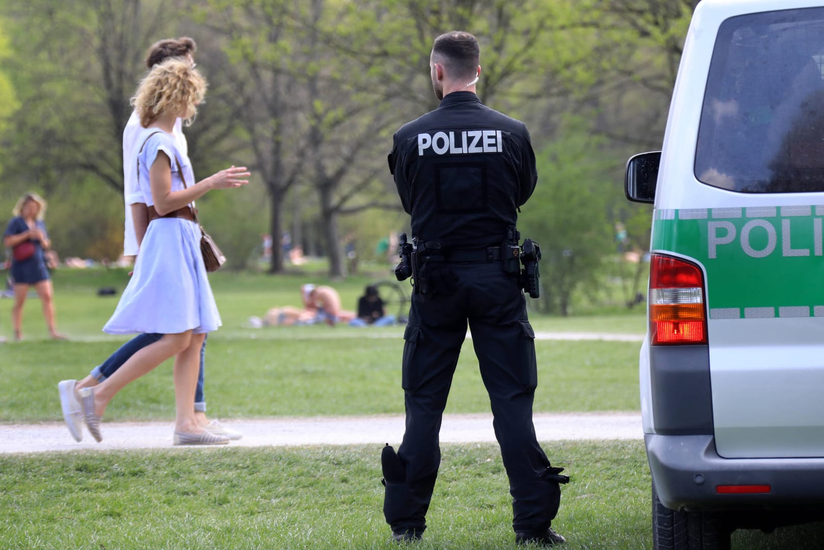 Ein Polizist steht bei schönem Wetter im Englischen Garten (Archivbild): An Sommertagen kommen Tausende in Münchens grüne Lunge, nicht immer bleibt es friedlich. Ein Polizist steht bei schönem Wetter im Englischen Garten (Archivbild): An Sommertagen kommen Tausende in Münchens grüne Lunge, nicht immer bleibt es friedlich.