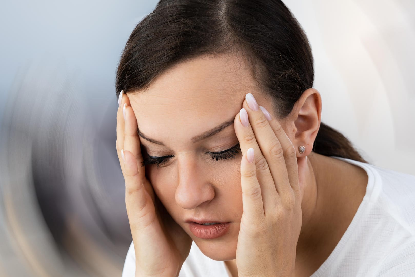 Schwindel ist ein typisches Symptom bei niedrigem Blutdruck. Er tritt häufig am Morgen, direkt nach dem Aufstehen, auf. Schwindel ist ein typisches Symptom bei niedrigem Blutdruck. Er tritt häufig am Morgen, direkt nach dem Aufstehen, auf.