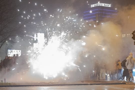 Silvester 2019 in Berlin: Böller und Raketen steigen in die Luft. Silvester 2019 in Berlin: Böller und Raketen steigen in die Luft.