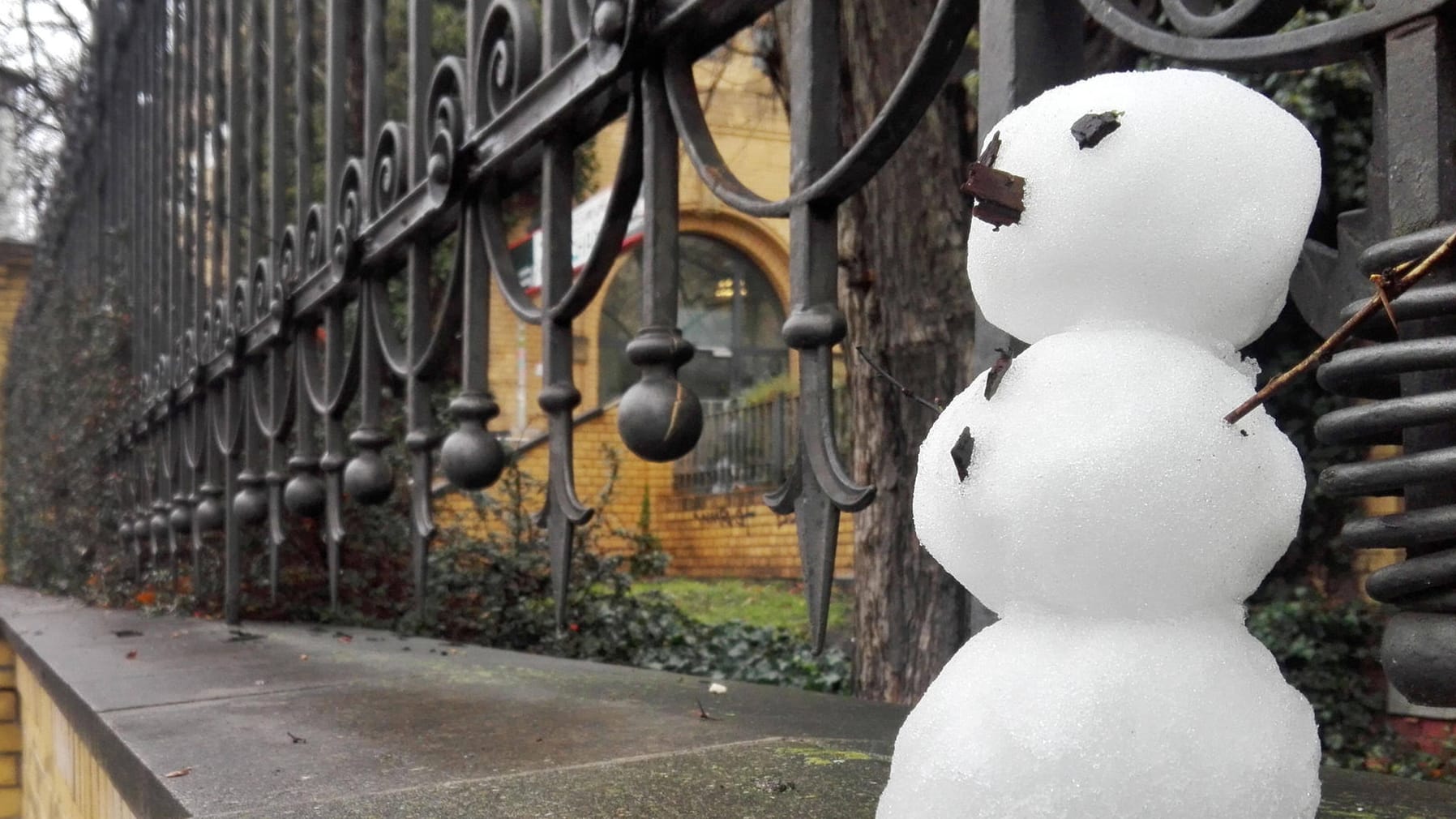 Schneemann bei Tauwetter: Die Überlebenschancen von Schneemännern steigen auch in den nächsten Tagen nicht – erst am Wochenende wird wieder verbreitet Dauerfrost erwartet (Symbolbild). Schneemann bei Tauwetter: Die Überlebenschancen von Schneemännern steigen auch in den nächsten Tagen nicht – erst am Wochenende wird wieder verbreitet Dauerfrost erwartet (Symbolbild).