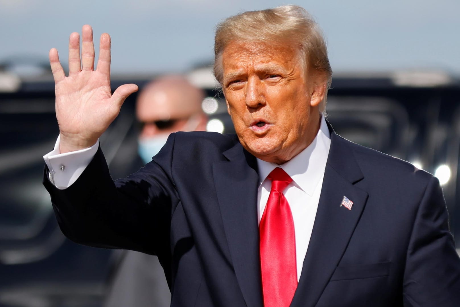 Donald Trump bei der Ankunft in Palm Beach: Sein Anwesen liegt nur 10 Autominuten vom Flughafen entfernt. Donald Trump bei der Ankunft in Palm Beach: Sein Anwesen liegt nur 10 Autominuten vom Flughafen entfernt.