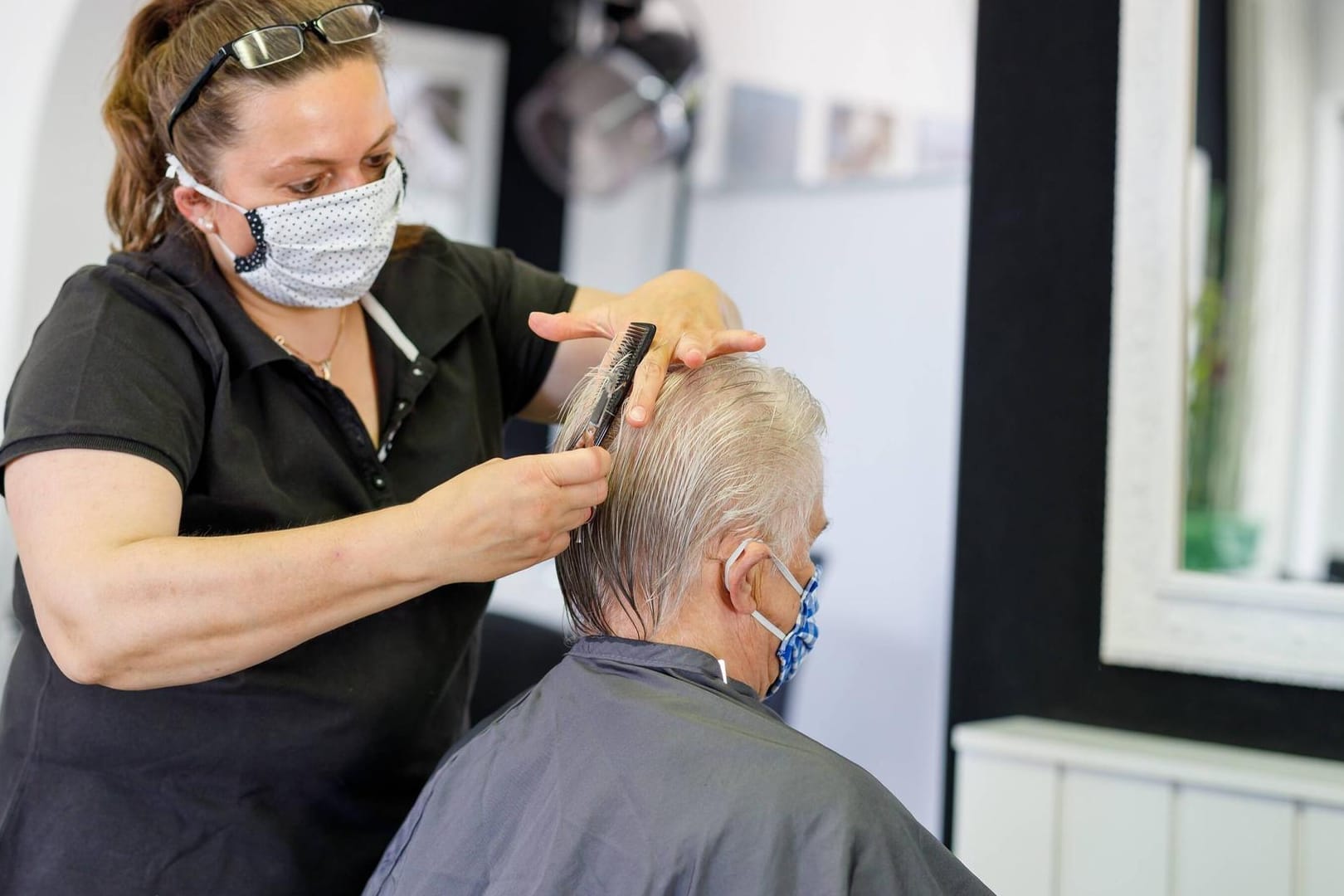 Friseurin und älterer Kunde: Viele Ältere kamen vor dem Lockdown regelmäßig nur zum Haarewaschen zum Friseur. Friseurin und älterer Kunde: Viele Ältere kamen vor dem Lockdown regelmäßig nur zum Haarewaschen zum Friseur.