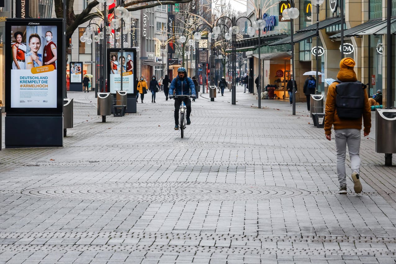 Fußgängerzone in Köln: Wenn die Inzidenz auf unter 35 sinkt, könnten die Geschäfte hier bald wieder öffnen (Archivbild). Fußgängerzone in Köln: Wenn die Inzidenz auf unter 35 sinkt, könnten die Geschäfte hier bald wieder öffnen (Archivbild).
