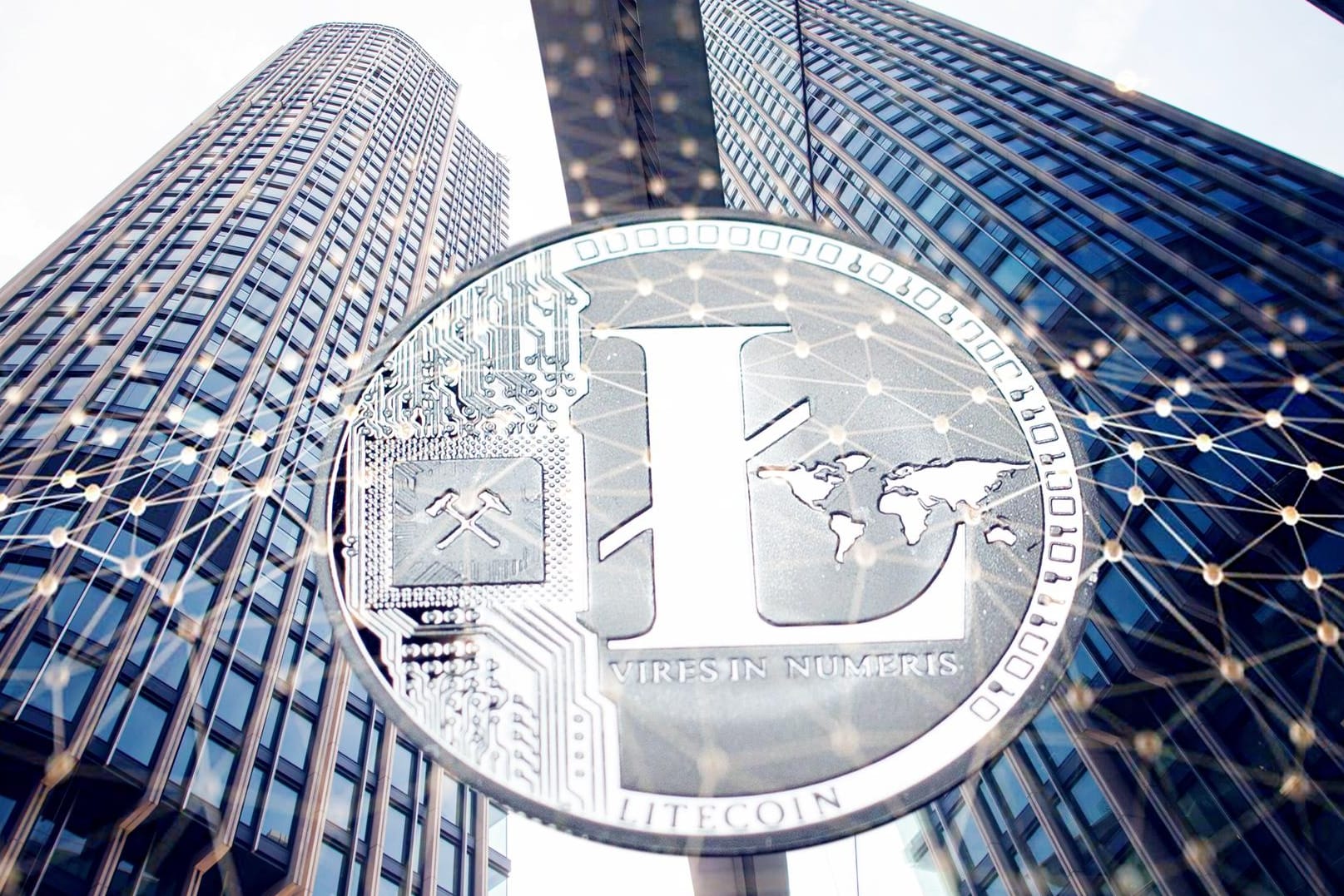 Ein physischer Litecoin: Der "kleine Bruder" des Bitcoins will das Zahlen mit Kryptowährungen einfacher und schneller machen. Ein physischer Litecoin: Der "kleine Bruder" des Bitcoins will das Zahlen mit Kryptowährungen einfacher und schneller machen.
