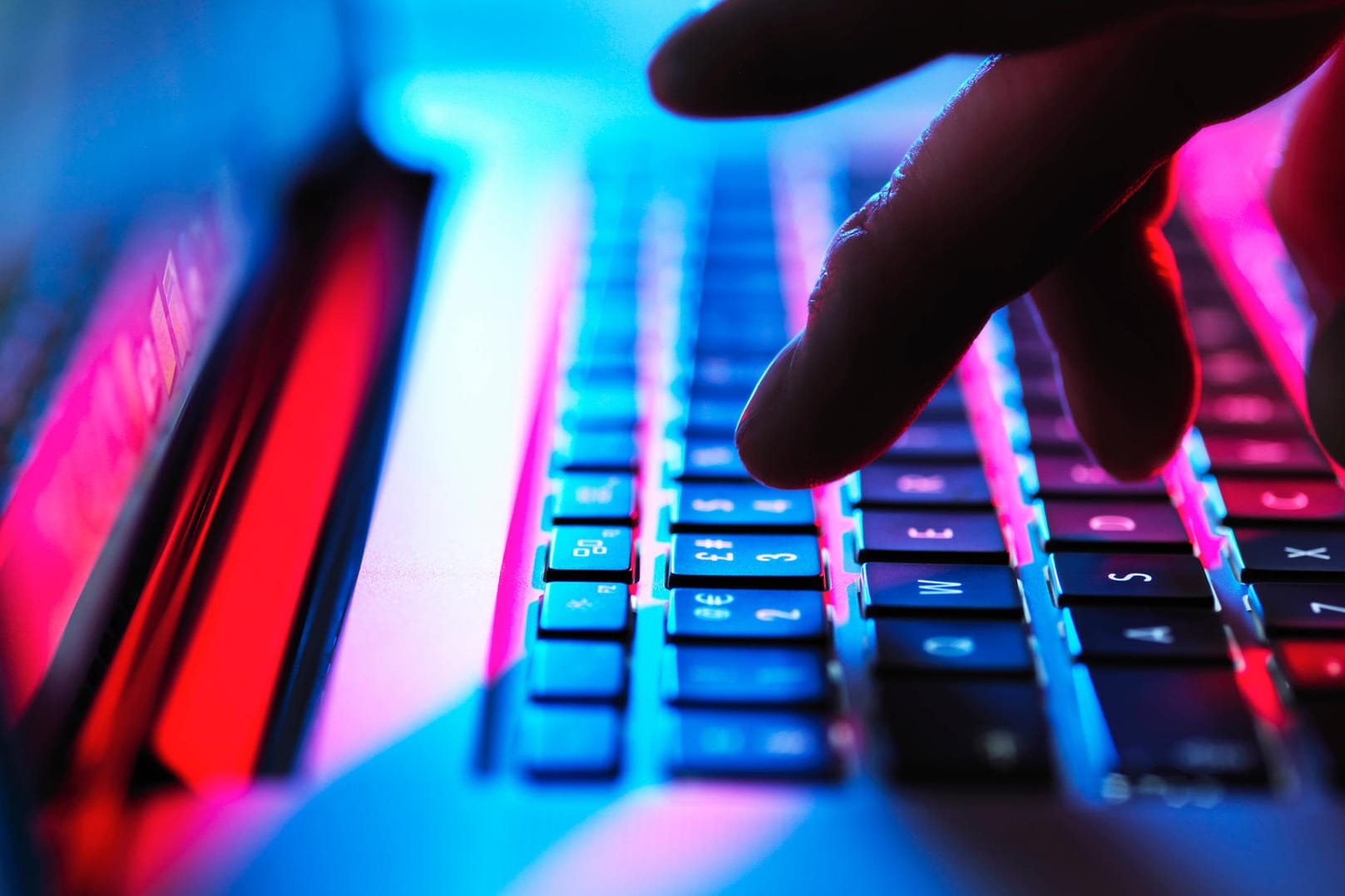 Ein Mann am Rechner (Symbolbild): Durch Phishing-Attacken versuchen Kriminelle, an Nutzerdaten zu kommen. Ein Mann am Rechner (Symbolbild): Durch Phishing-Attacken versuchen Kriminelle, an Nutzerdaten zu kommen.
