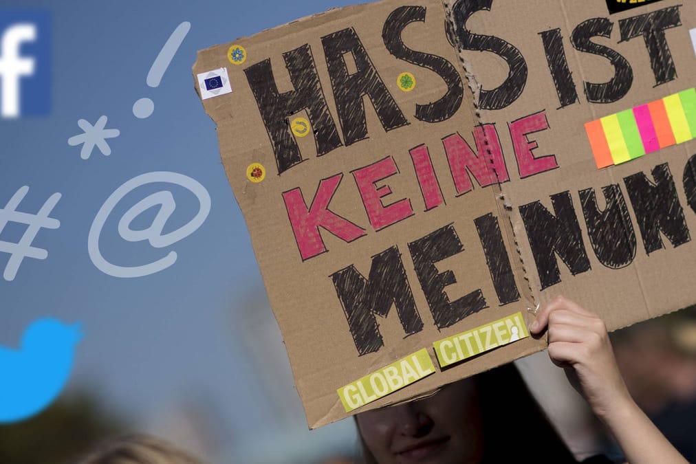 Ein Schild mit der Aufschrift "Hass ist keine Meinung" (Symbolbild): Anfang April sind schärfere Gesetze gegen Hass im Netz in Kraft getreten. Ein Schild mit der Aufschrift "Hass ist keine Meinung" (Symbolbild): Anfang April sind schärfere Gesetze gegen Hass im Netz in Kraft getreten.