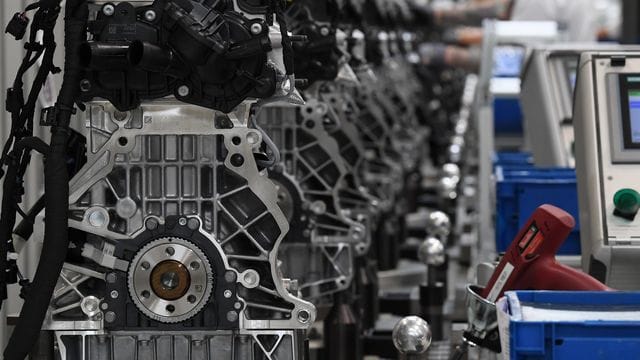 Motoren laufen in einem Motorenwerk über die Fertigungslinie Motoren laufen in einem Motorenwerk über die Fertigungslinie