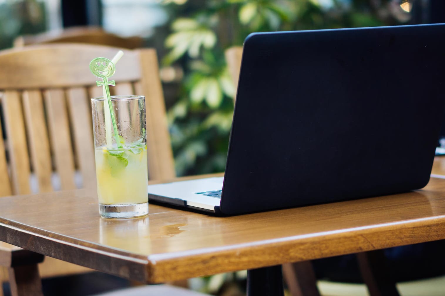 Laptop: Wer gerne draußen arbeitet, sollte sich dafür einen Platz im Schatten suchen. Laptop: Wer gerne draußen arbeitet, sollte sich dafür einen Platz im Schatten suchen.
