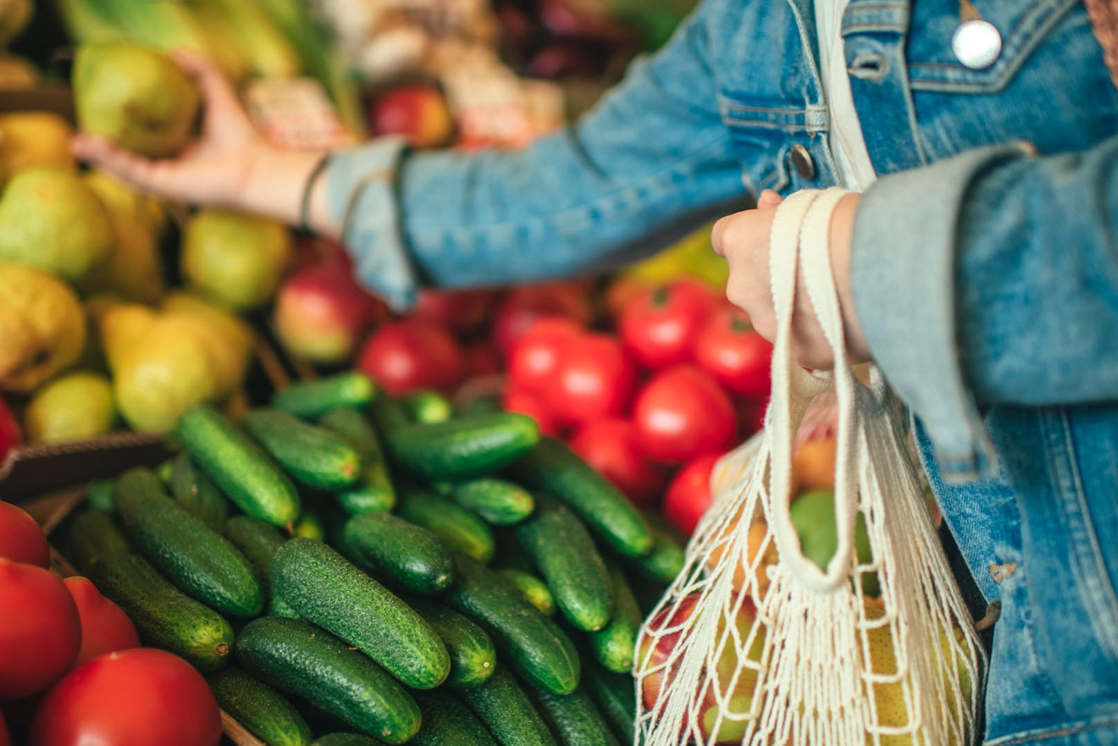 Frau beim Einkaufen auf dem Markt: Eine vitaminreiche Ernährung unterstützt die Abwehrkräfte. Frau beim Einkaufen auf dem Markt: Eine vitaminreiche Ernährung unterstützt die Abwehrkräfte.