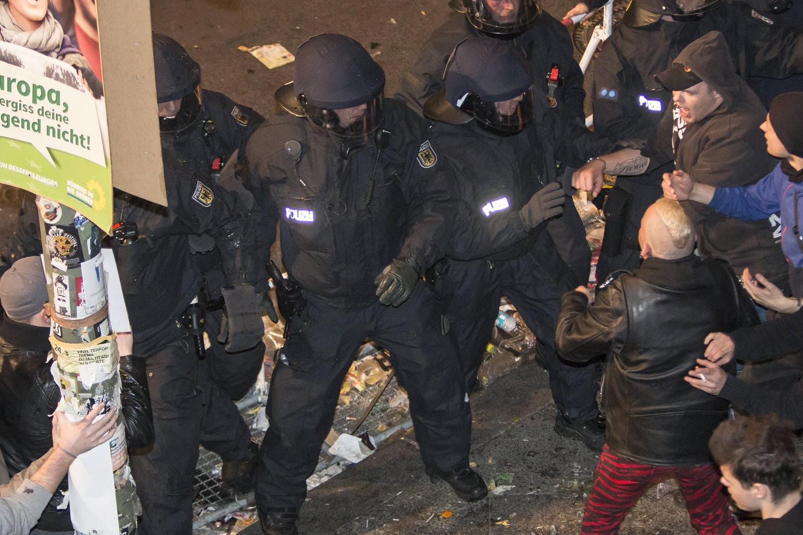 Ausschreitungen auf einer Demonstration am 1. Mai in Berlin (Symbolbild): Gewalt gegen Polizisten nimmt überall in Deutschland zu. Ausschreitungen auf einer Demonstration am 1. Mai in Berlin (Symbolbild): Gewalt gegen Polizisten nimmt überall in Deutschland zu.