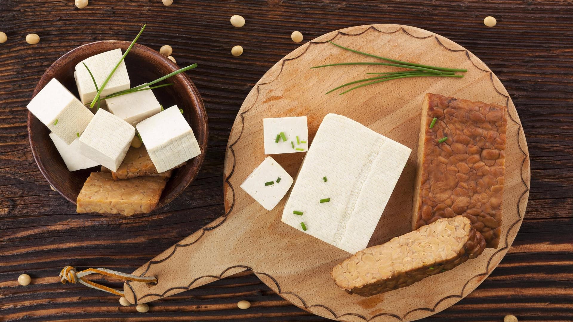 Tofu und Tempeh: Beide Produkte bestehen aus Soja, haben aber aufgrund der unterschiedlichen Herstellungsweisen eine andere Struktur. Tofu und Tempeh: Beide Produkte bestehen aus Soja, haben aber aufgrund der unterschiedlichen Herstellungsweisen eine andere Struktur.