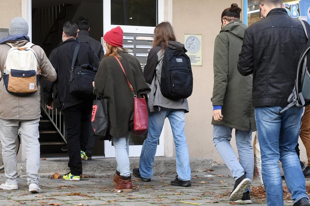 Wohnungsbesichtigung in München: Oft kommen 100 Interessenten und mehr. Wohnungsbesichtigung in München: Oft kommen 100 Interessenten und mehr.