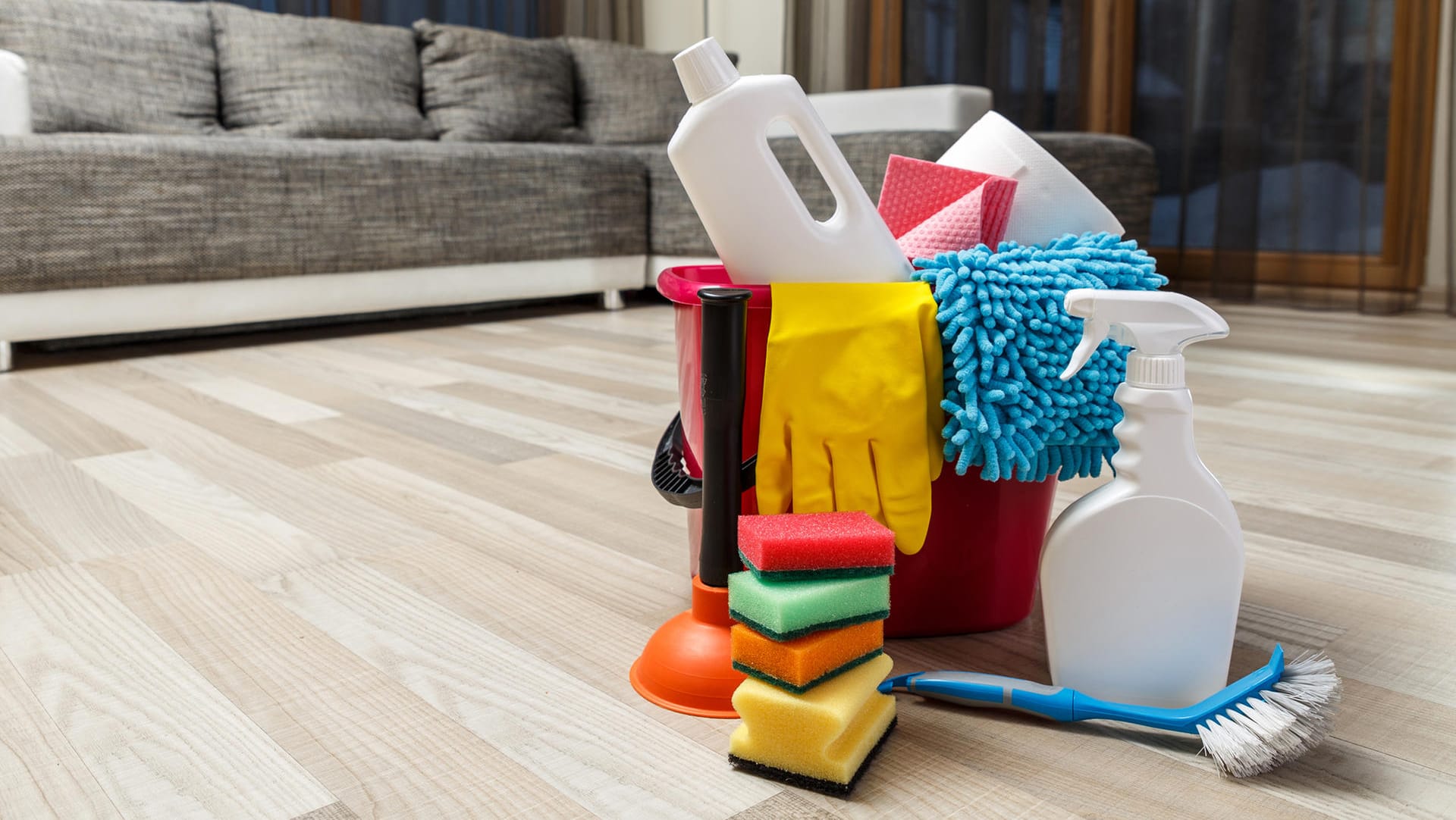 Putzmittel und -utensilien: Um das Haus blitzblank zu putzen, braucht man nur drei verschiedene Reiniger. Putzmittel und -utensilien: Um das Haus blitzblank zu putzen, braucht man nur drei verschiedene Reiniger.