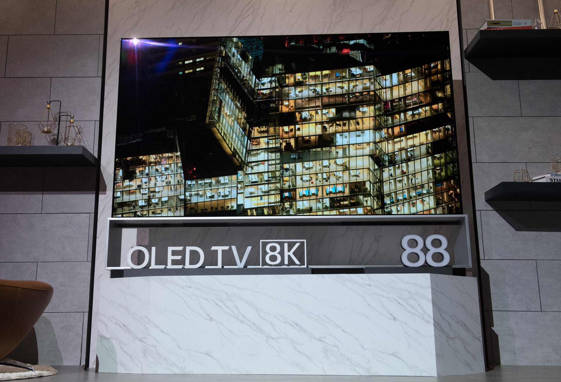 Groß wie eine Leinwand: Ganze 88 Zoll Displaydiagonale misst dieser LG-Fernseher mit OLED-Technologie. Groß wie eine Leinwand: Ganze 88 Zoll Displaydiagonale misst dieser LG-Fernseher mit OLED-Technologie.