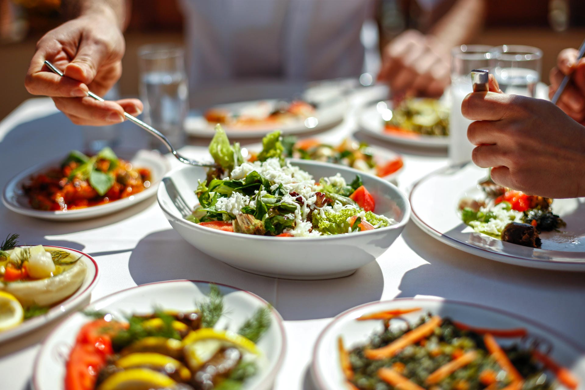 Tipp 4: Vielseitig essen: Gesunde Ernährung bedeutet vor allem, abwechslungsreich zu essen. Dabei sollten ausreichend nährstoffreiche und kalorienarme Lebensmittel auf den Teller kommen. Tipp 4: Vielseitig essen: Gesunde Ernährung bedeutet vor allem, abwechslungsreich zu essen. Dabei sollten ausreichend nährstoffreiche und kalorienarme Lebensmittel auf den Teller kommen.