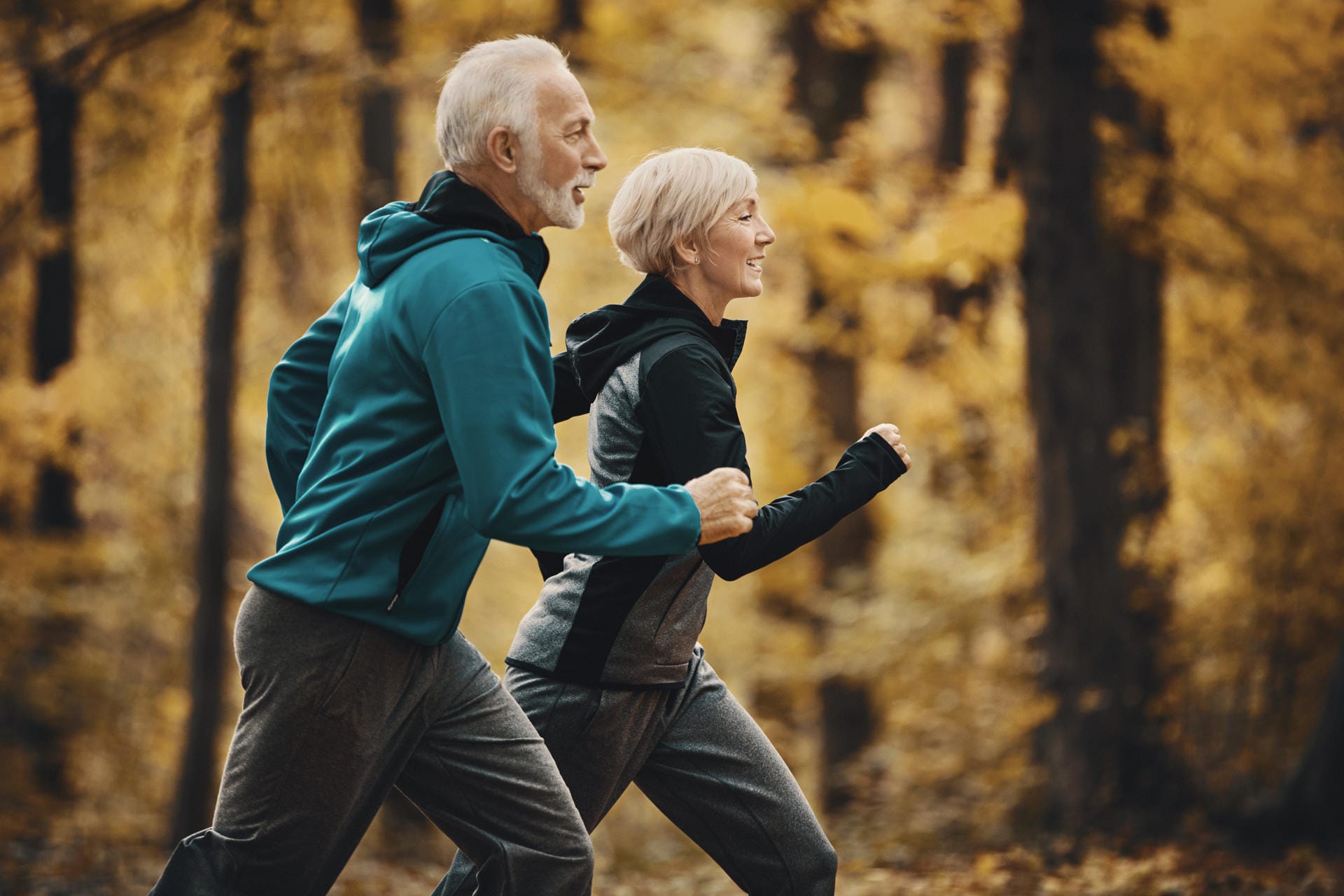 Tipp 3: Bewegung und Sport: Um auch im Alter körperlich fit zu bleiben, ist ein Mix aus Ausdauersport und Krafttraining ideal. Damit beugen Sie nicht nur Herzkreislauf-Erkrankungen vor, sondern fördern auch die geistige Leistung. Tipp 3: Bewegung und Sport: Um auch im Alter körperlich fit zu bleiben, ist ein Mix aus Ausdauersport und Krafttraining ideal. Damit beugen Sie nicht nur Herzkreislauf-Erkrankungen vor, sondern fördern auch die geistige Leistung.