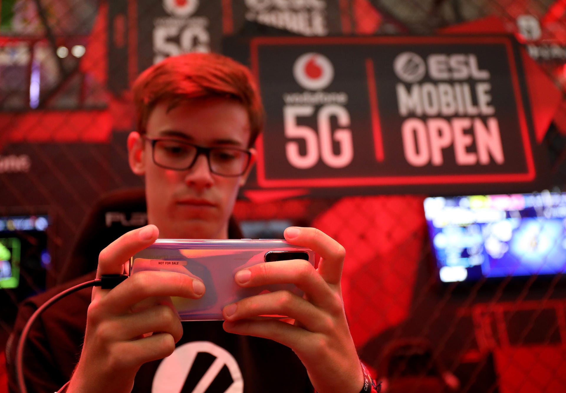 Ein Themenschwerpunkt in diesem Jahr: Der neue Mobilfunkstandard 5G. Dieser ermöglicht dank superschneller Datenverbindung und geringer Latenzzeiten neue Formen des mobilen Spielens. Hier testet ein Besucher der Gamescom Smartphone-Spiele.
