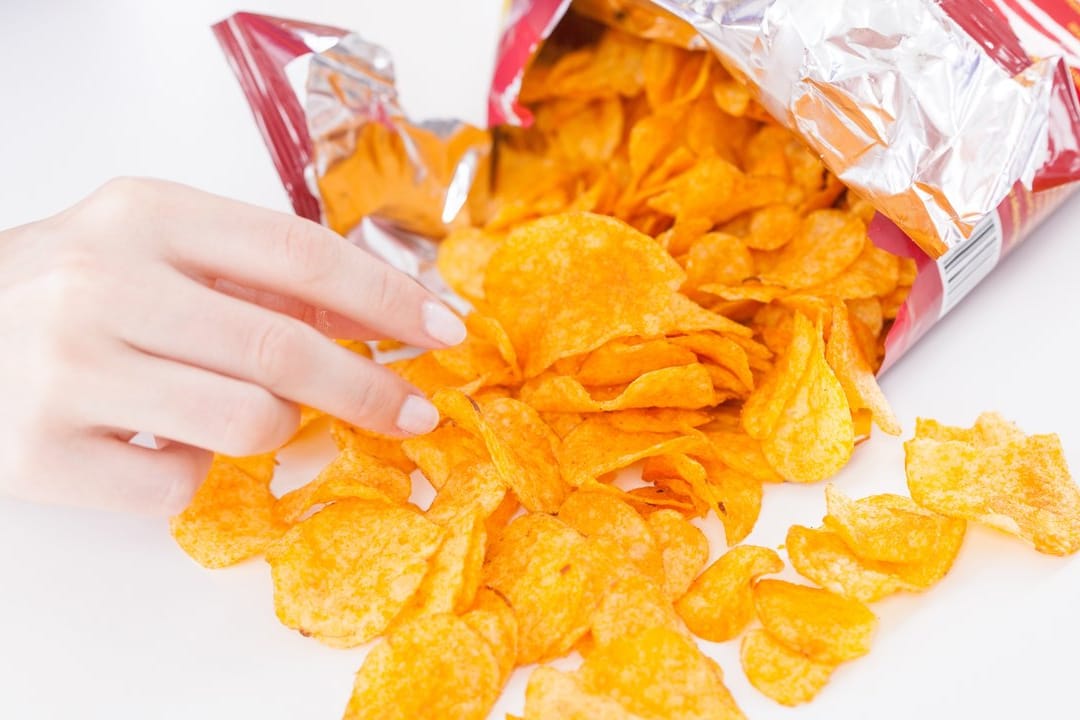 Der schnelle Griff in die Tüte: Wer Chips mag, soll sie auch essen, sagen Experten - allerdings bewusst und mit Genuss. Der schnelle Griff in die Tüte: Wer Chips mag, soll sie auch essen, sagen Experten - allerdings bewusst und mit Genuss.