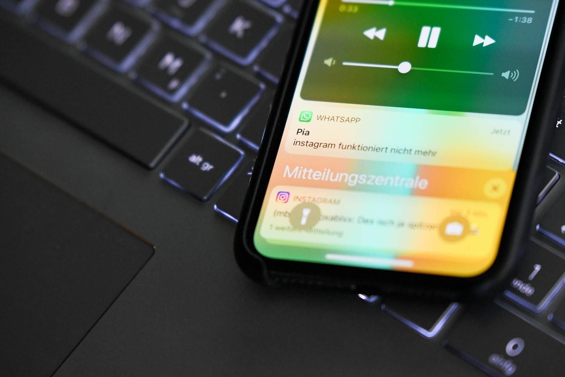 Unbedingt abstellen sollte man auch die Nachrichtenvorschau auf dem Sperrbildschirm: Ist sie aktiviert, werden WhatsApp-Nachrichten und Fotos direkt nach Eingang der Nachricht auf dem Sperrbildschirm angezeigt. Lässt man das Gerät auch nur eine Minute unbedacht liegen, kann das bereits zu peinlichen Situationen führen. Wie man den Sperrbildschirm entsprechend konfiguriert, finden Sie hier. Unbedingt abstellen sollte man auch die Nachrichtenvorschau auf dem Sperrbildschirm: Ist sie aktiviert, werden WhatsApp-Nachrichten und Fotos direkt nach Eingang der Nachricht auf dem Sperrbildschirm angezeigt. Lässt man das Gerät auch nur eine Minute unbedacht liegen, kann das bereits zu peinlichen Situationen führen. Wie man den Sperrbildschirm entsprechend konfiguriert, finden Sie hier.