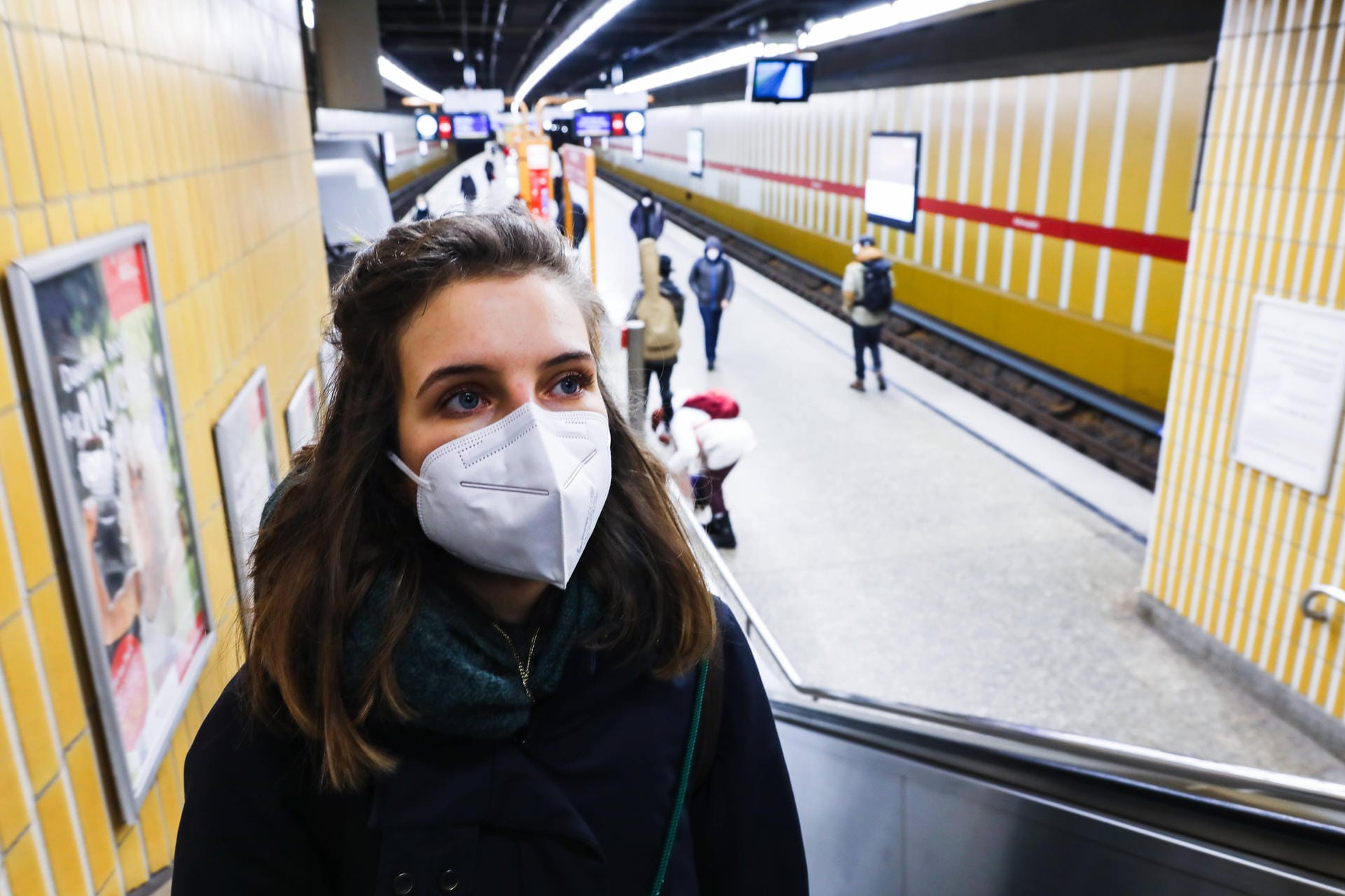 Ursprünglich sind FFP2-Masken für den Arbeitsschutz gemacht und für eine Acht-Stunden-Schicht ausgelegt. Danach sollten sie im Hausmüll entsorgt werden. Sie können die Masken aber auch länger nutzen, wenn Sie sie richtig aufbereiten. Ursprünglich sind FFP2-Masken für den Arbeitsschutz gemacht und für eine Acht-Stunden-Schicht ausgelegt. Danach sollten sie im Hausmüll entsorgt werden. Sie können die Masken aber auch länger nutzen, wenn Sie sie richtig aufbereiten.