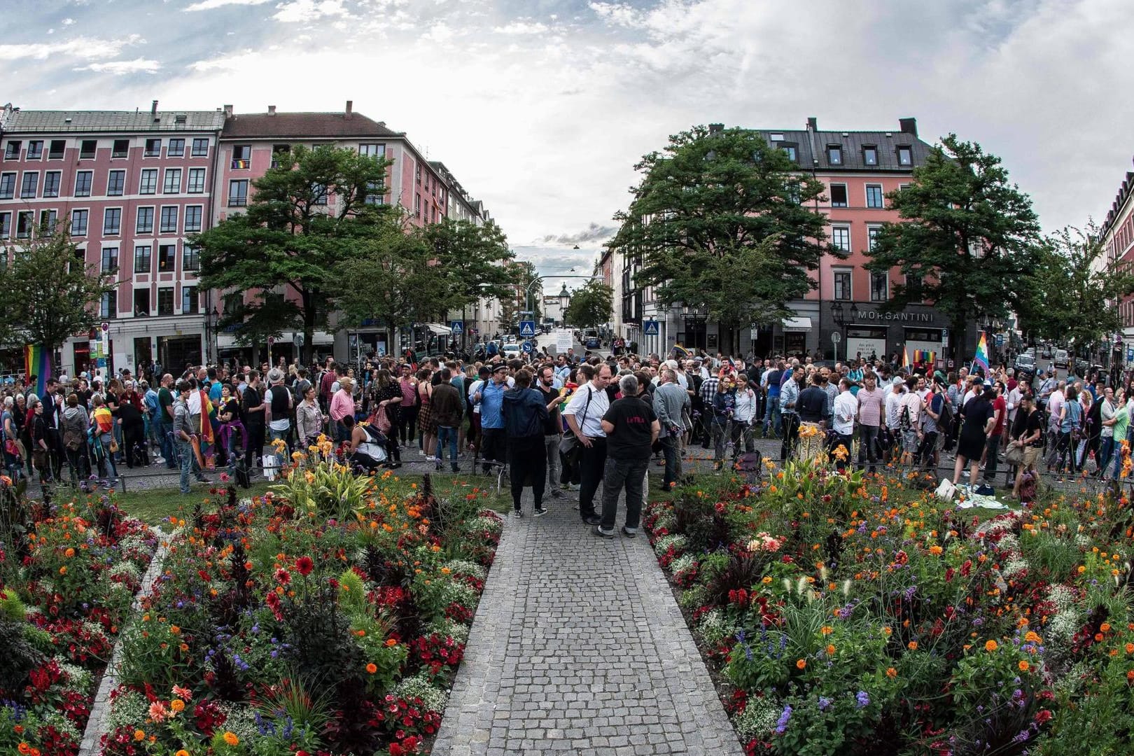 Gedränge auf dem Gärtnerplatz (Archivbild): An Party-Hotspots versammeln sich in München oft Tausende Menschen. Gedränge auf dem Gärtnerplatz (Archivbild): An Party-Hotspots versammeln sich in München oft Tausende Menschen.