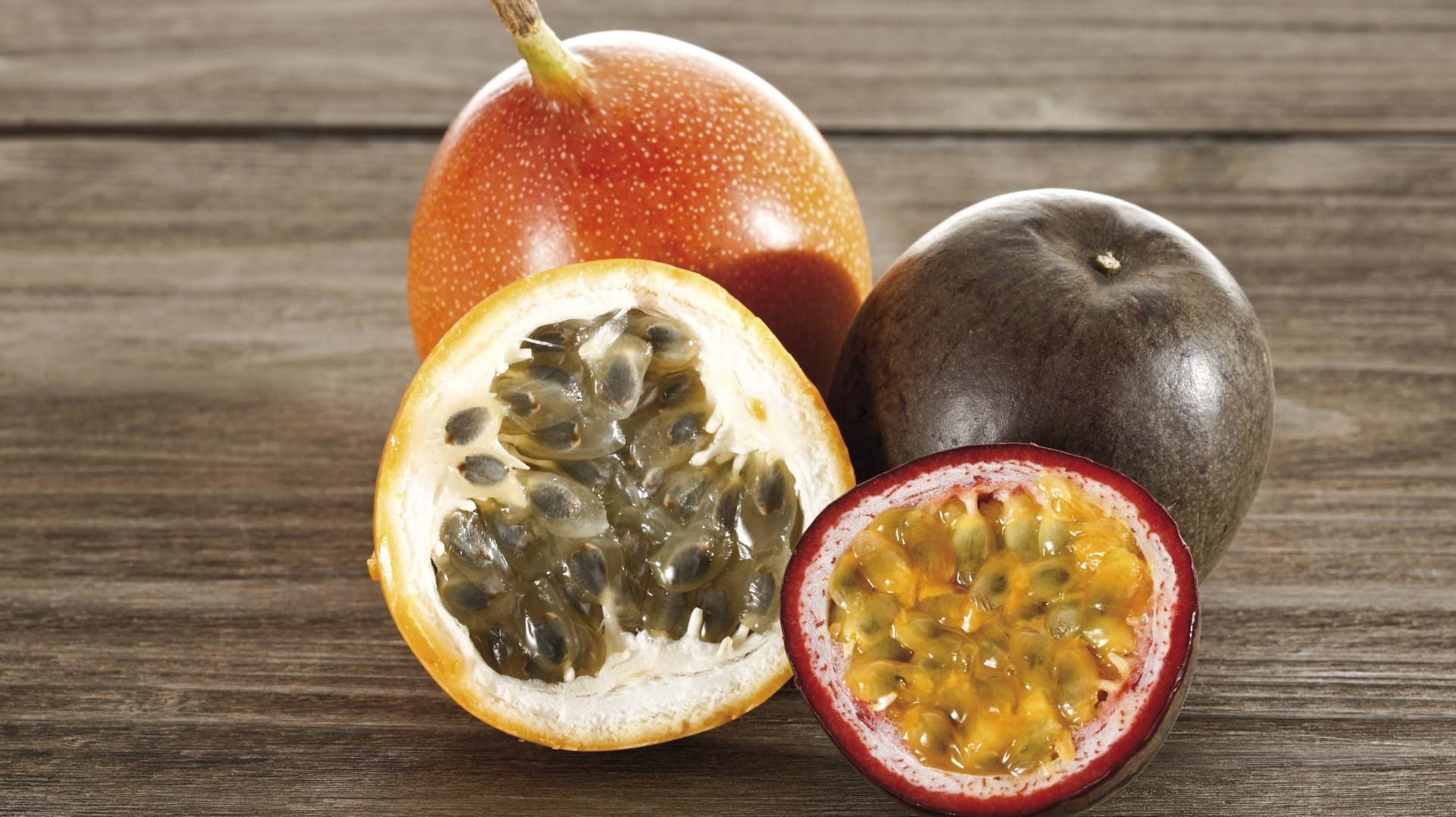 Maracuja (links) und Passionsfrucht (rechts): So sehen die beiden Früchte aufgeschnitten aus. Maracuja (links) und Passionsfrucht (rechts): So sehen die beiden Früchte aufgeschnitten aus.