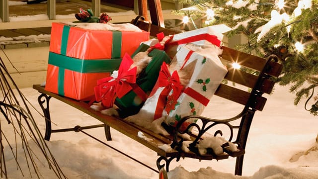 Geschenke im Garten stimmen auf die Bescherung ein. Geschenke im Garten stimmen auf die Bescherung ein.