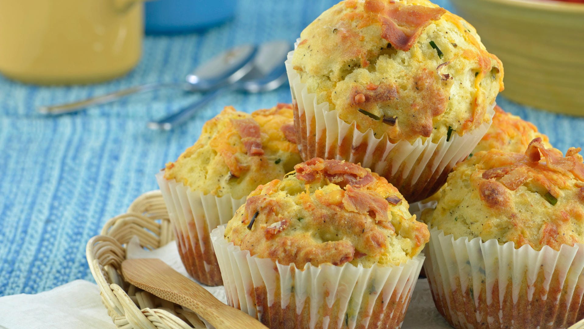 Muffins müssen nicht immer süß sein - diese herzhafte Variante mit Salami ist einfach köstlich. Muffins müssen nicht immer süß sein - diese herzhafte Variante mit Salami ist einfach köstlich.